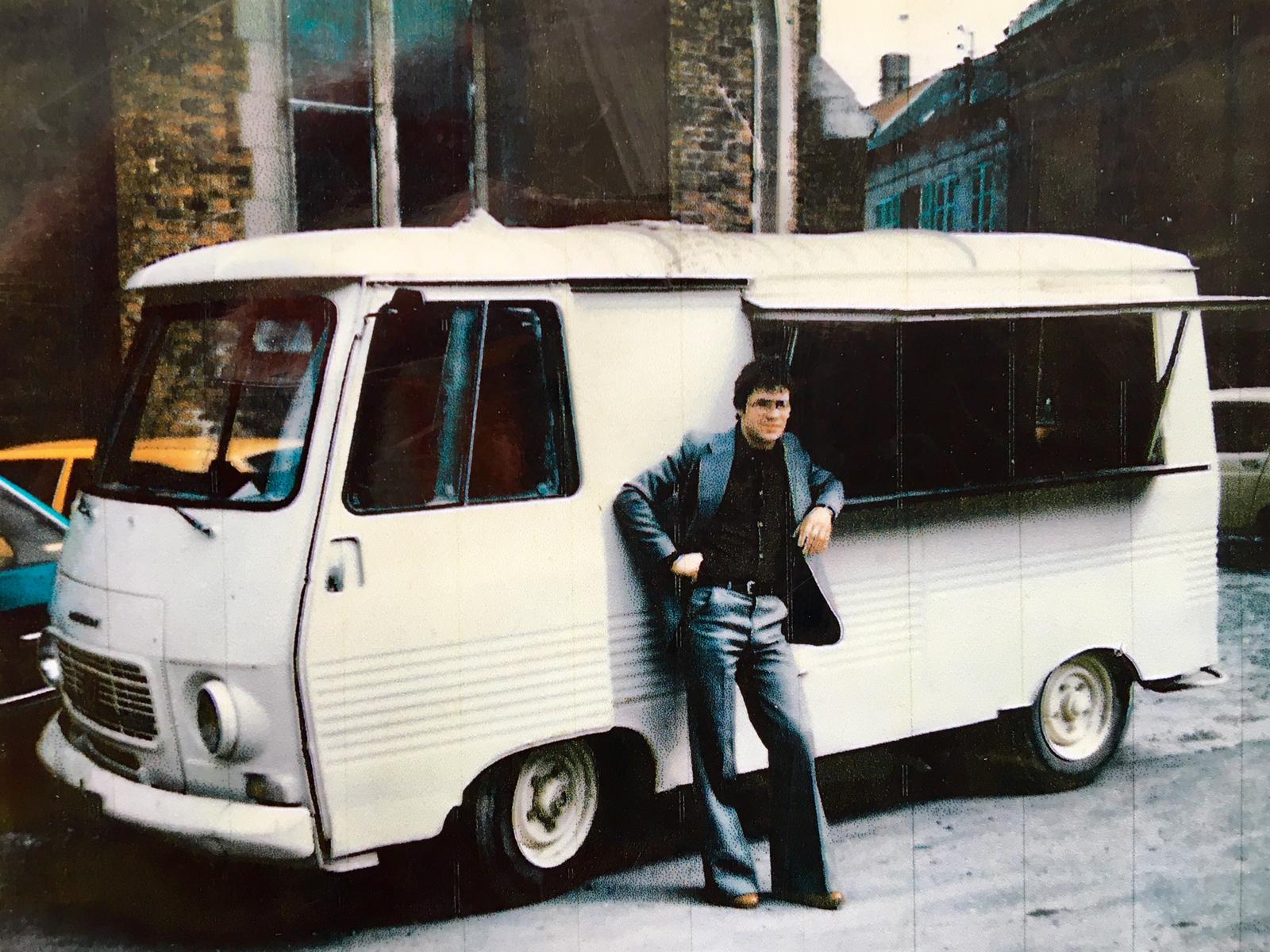 Homme contre un food truck des années 70